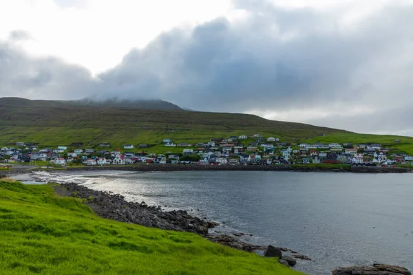 Vesnice Sandavagur, ležící na Faerských ostrovech, Dánsko. — Stock fotografie