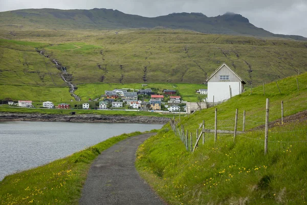 Sandavagur byn, belägen på Färöarna, Danmark. — Stockfoto