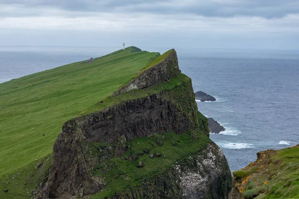 View on the Mykines island with moody clouds covering the top of — Stock Photo, Image