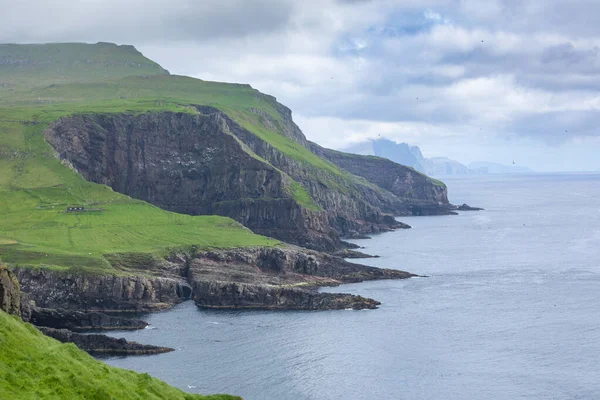 Vista de la isla de Mykines con nubes de mal humor que cubren la parte superior de —  Fotos de Stock