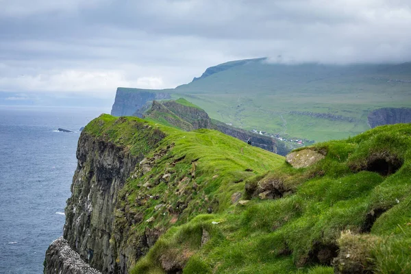 Vista sull'isola Mykines con nuvole lunatiche che coprono la parte superiore della — Foto Stock