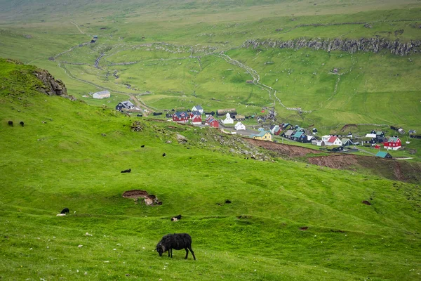 Blick auf die Mykines-Insel mit launischen Wolken, die den Gipfel des — Stockfoto