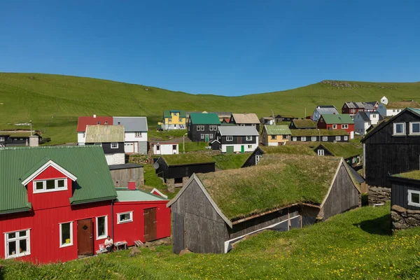 Beautiful village of Mykines with colorful houses with grass on — Stock Photo, Image