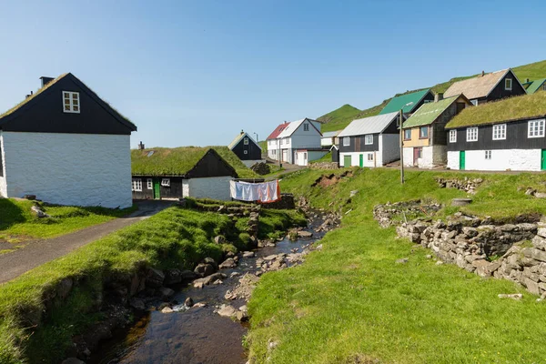 Schönes Dorf von Mykines mit bunten Häusern mit Gras auf — Stockfoto