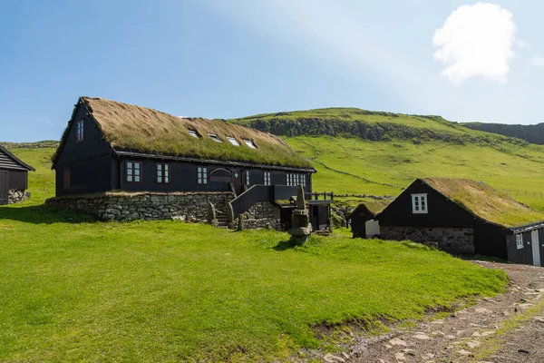 Beautiful village of Mykines with colorful houses with grass on — Stock Photo, Image