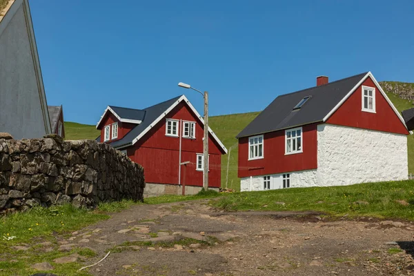 Schönes Dorf von Mykines mit bunten Häusern mit Gras auf — Stockfoto