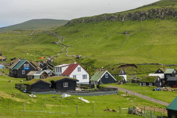 Beautiful village of Mykines with colorful houses with grass on — Stock Photo, Image
