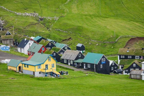 Bellissimo villaggio di Mykines con case colorate con erba su — Foto Stock