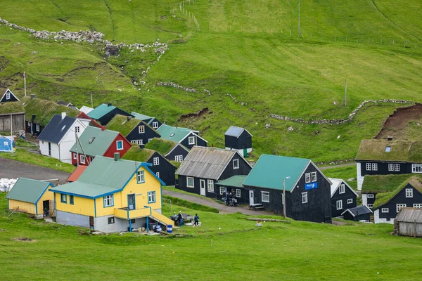 Bellissimo villaggio di Mykines con case colorate con erba su — Foto Stock