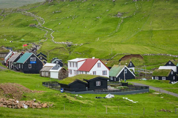 Bellissimo villaggio di Mykines con case colorate con erba su — Foto Stock