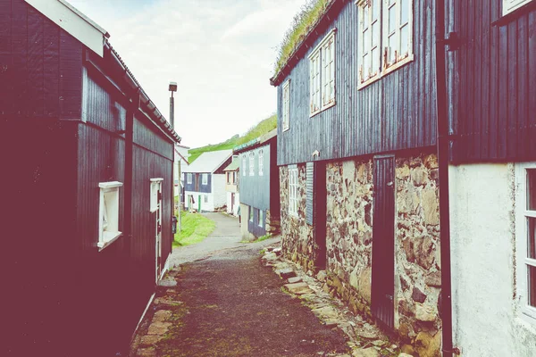 Bela aldeia de Mykines com casas coloridas com grama em — Fotografia de Stock