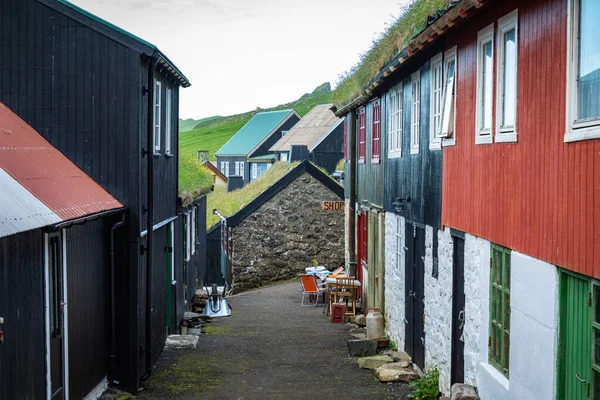 Bela aldeia de Mykines com casas coloridas com grama em — Fotografia de Stock