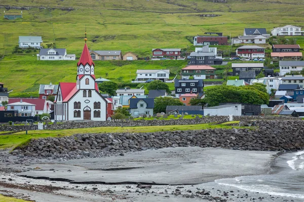 Lutherska kyrkan med rött tak i Sandavagur byn, Ligger på — Stockfoto