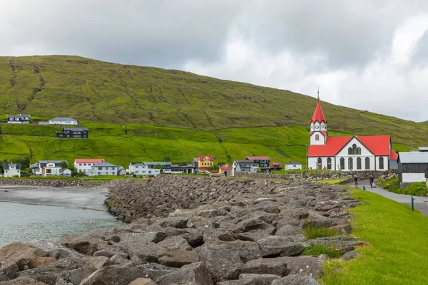 Lutherska kyrkan med rött tak i Sandavagur byn, Ligger på — Stockfoto