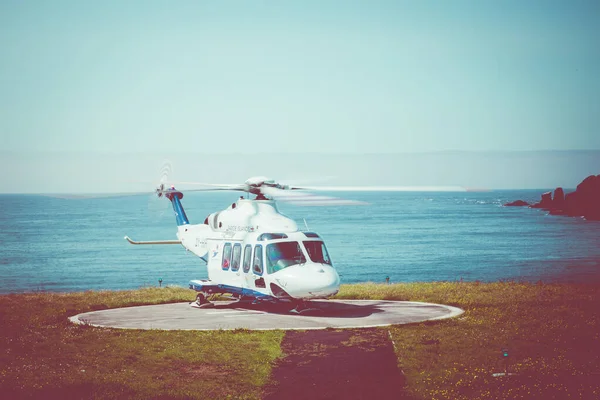 Atlantic Airways helicopter landing on the remote island of Myki — Stock Photo, Image