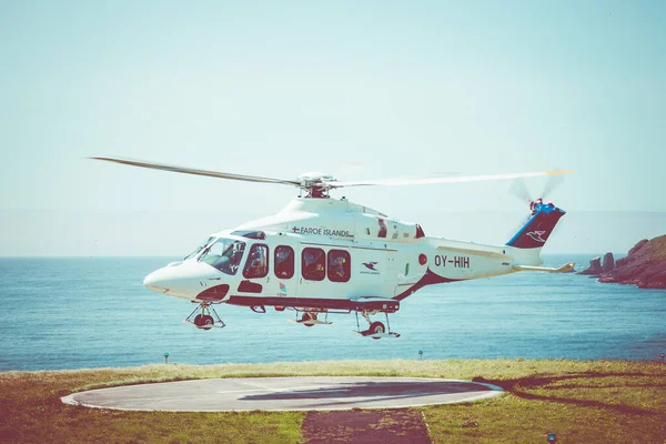 Atterrissage d'un hélicoptère Atlantic Airways sur l "île reculée de Myki — Photo