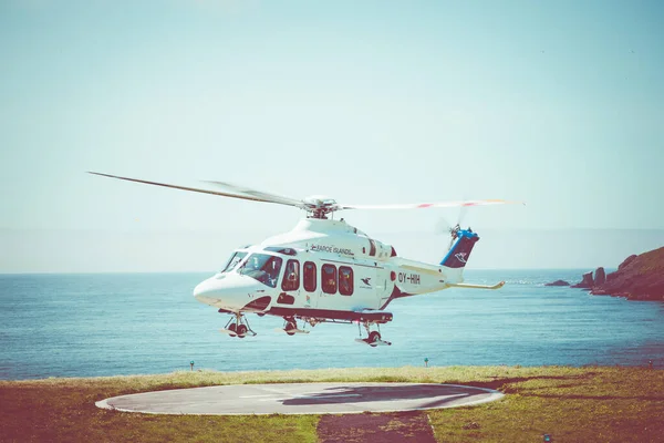 Atterrissage d'un hélicoptère Atlantic Airways sur l "île reculée de Myki — Photo