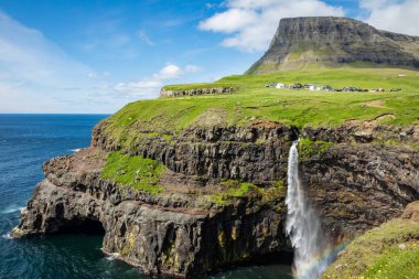 Faroe Adaları Gasadalur köyünde Mulafossur şelale, Nort
