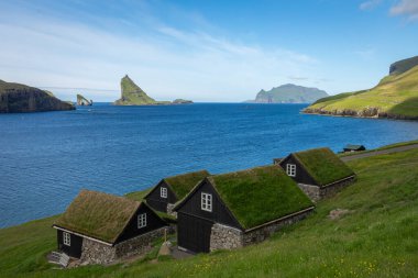 Bour köyü. Tipik çim çatı evleri ve yeşil dağlar. Pa!