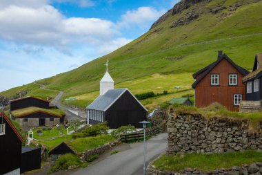 Bour köyü. Tipik çim çatı evleri ve yeşil dağlar. Pa!