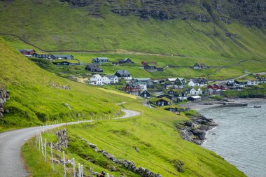 Bour köyü. Tipik çim çatı evleri ve yeşil dağlar. Pa!