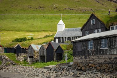 Bour köyü. Tipik çim çatı evleri ve yeşil dağlar. Pa!