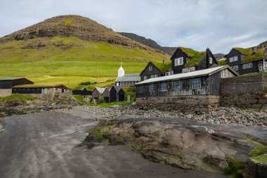 Bour köyü. Tipik çim çatı evleri ve yeşil dağlar. Pa!