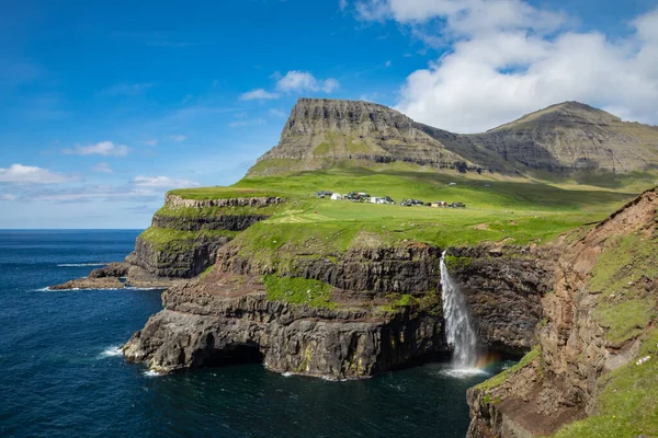 Faroe Adaları Gasadalur köyünde Mulafossur şelale, Nort — Stok fotoğraf