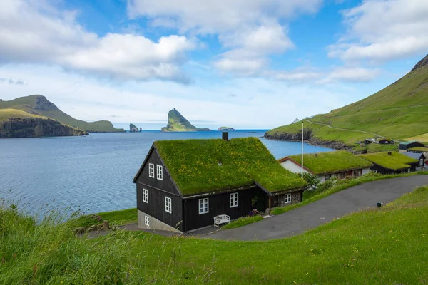 Bour Village. Casas típicas de relva e montanhas verdes. Vag. — Fotografia de Stock