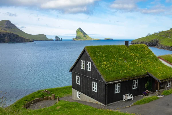 Bour Village. Casas típicas de relva e montanhas verdes. Vag. — Fotografia de Stock