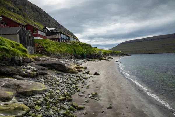 Le village de Bour. Typique maisons en herbe-toit et montagnes verdoyantes. Vag ! — Photo