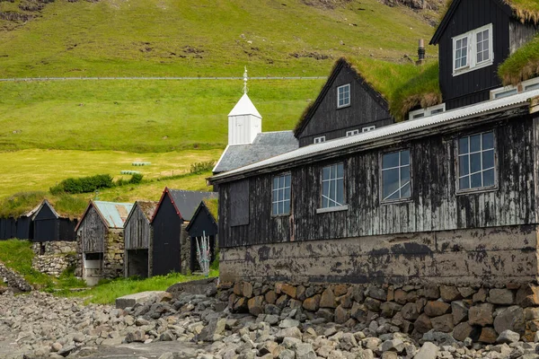 Pueblo Bour. Típicas casas con techo de hierba y montañas verdes. ¡Vag! — Foto de Stock