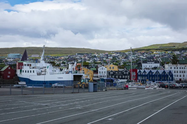 Torshawn, Faerské ostrovy, Dánsko - 5. července 2019: Přístav v zátoce — Stock fotografie