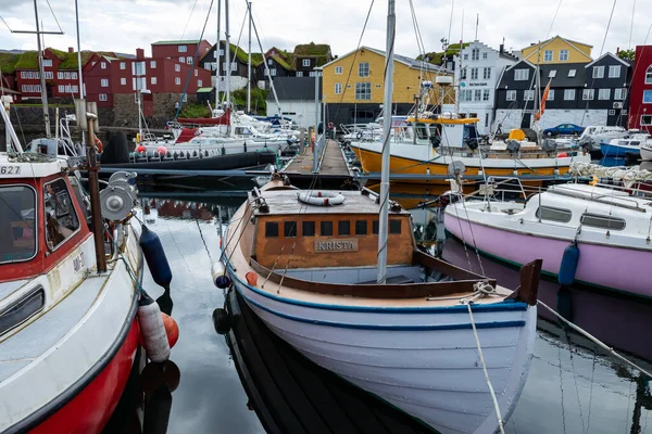 TORSHAWN, FAROE ISLANDS, DENMARK - JULY 05, 2019: Harbour in bay — Stock Photo, Image