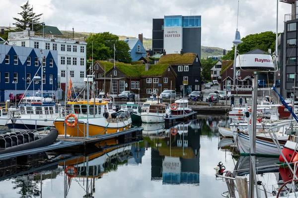 TORSHAWN, FAROE ISLANDS, DENMARK - JULY 05, 2019: Harbour in bay — Stock Photo, Image