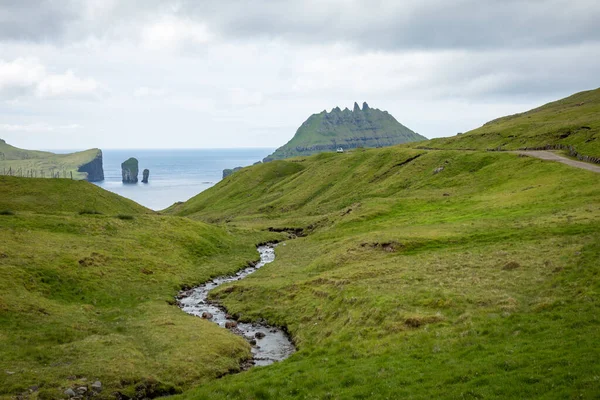 Die Landschaft in der Nähe des Dorfes Gasadalur, Färöer-Inseln. Dänemark. — Stockfoto