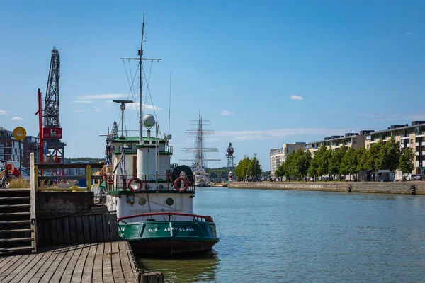 TURKU, FINLÂNDIA - 02 de AGOSTO de 2019: Vista para o rio Aura em Turk — Fotografia de Stock