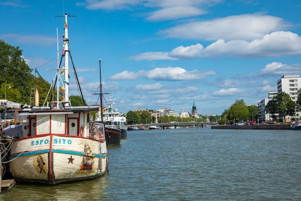 TURKU, FINLÂNDIA - 02 de AGOSTO de 2019: Vista para o rio Aura em Turk — Fotografia de Stock