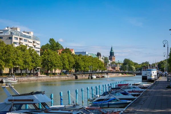 Turku, Φινλανδία - 2 Αυγούστου 2019: Θέα στον ποταμό Aura στα τουρκικά — Φωτογραφία Αρχείου