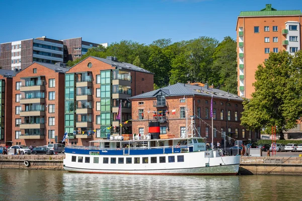 TURKU, FINLANDIA - 02 de agosto de 2019: Vista al río Aura en Turk — Foto de Stock