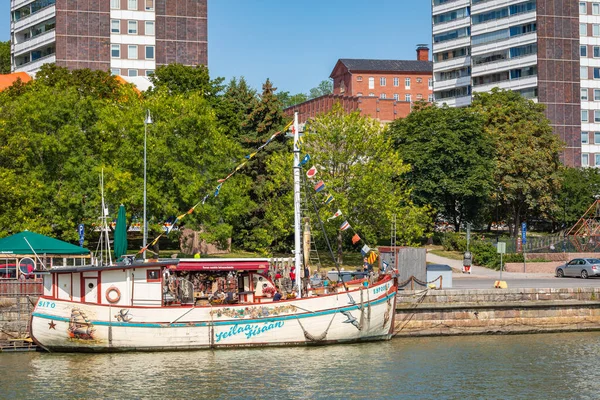 TURKU, FINLANDIA - 02 de agosto de 2019: Vista al río Aura en Turk — Foto de Stock