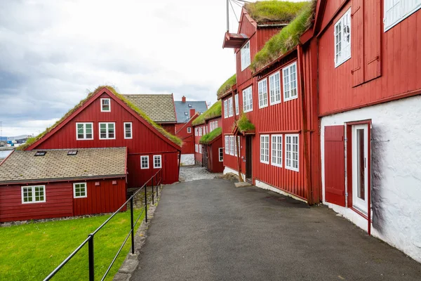 TORSHAVN, ILHAS DA FAROE - JULHO 05, 2019: Cidade velha da capital cit — Fotografia de Stock