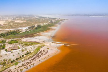 Pembe Retba Gölü veya Senegal 'deki Lac Rose' un havadan görünüşü. Fotoğraf.