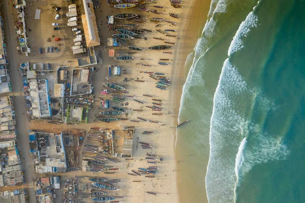 Vista aérea del pueblo pesquero, piraguas barcos de pesca en Kayar , —  Fotos de Stock