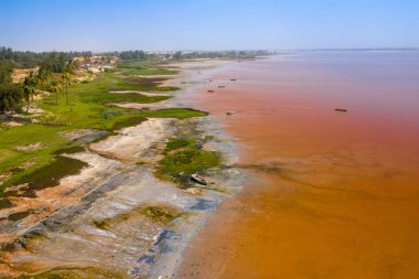 Pembe Retba Gölü veya Senegal 'deki Lac Rose' un havadan görünüşü. Fotoğraf.