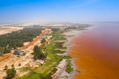 Pembe Retba Gölü veya Senegal 'deki Lac Rose' un havadan görünüşü. Fotoğraf.