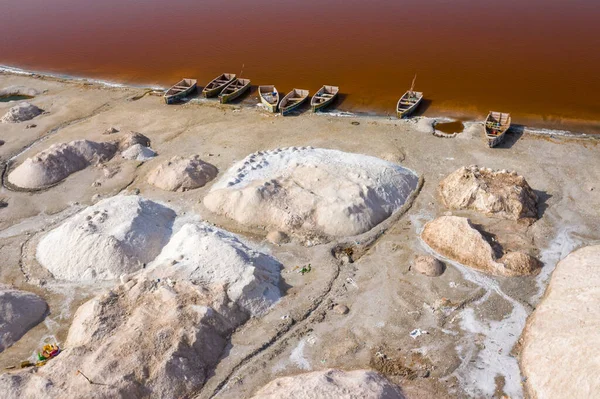 粉红湖供收集食盐用的小船的航景 — 图库照片