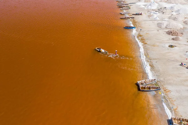 Vista aérea dos pequenos barcos para coleta de sal no Lago rosa — Fotografia de Stock