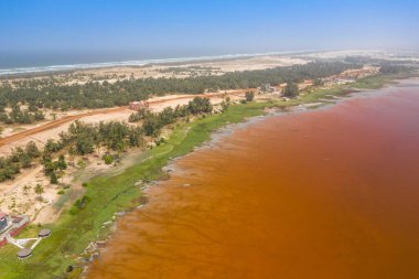 Pembe Retba Gölü veya Senegal 'deki Lac Rose' un havadan görünüşü. Fotoğraf.