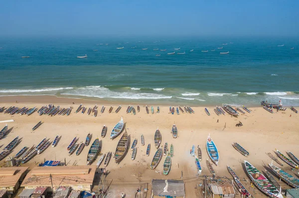 Vista aérea da vila piscatória, pirogues barcos de pesca em Kayar , — Fotografia de Stock